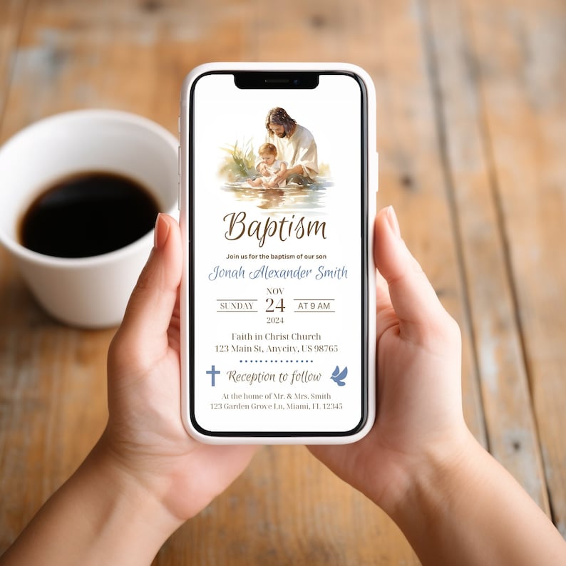 Puede incluir: Una invitaci&oacute;n digital para una ceremonia de bautismo. La invitaci&oacute;n presenta una ilustraci&oacute;n de acuarela de un hombre bautizando a un ni&ntilde;o en un r&iacute;o. El texto dice "Bautismo", "&Uacute;nase a nosotros para el bautismo de nuestro hijo", "Jonah Alexander Smith", "Domingo, 24 de noviembre de 2024 a las 9:00 AM", "Faith in Christ Church", "123 Main St. Anycity, US 98765", "Recepci&oacute;n a seguir", "En casa del Sr. y la Sra. Smith", "123 Garden Grove La. Miami, FL 12345".