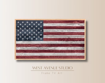 Può includere: Una stampa su legno incorniciata della bandiera americana con un aspetto usurato e invecchiato. La bandiera è in una cornice marrone su uno sfondo bianco. Il testo "WEST AVENUE STUDIO" e "Frame TV Art" è sotto l'immagine.