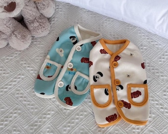 Chaleco para perro con estampado de cachorros / Tejido suave, cierre de botones, bolsillos (S–2XL)
