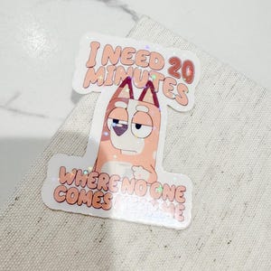 Ich brauche 20 Minuten, wo niemand in die Nähe kommt Aufkleber, lustiger Aufkleber, Zeichentrickfigur, Geschenk für Mama, überreizte Mama, Eltern Geschenk