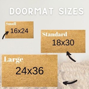 Peut inclure: Trois paillassons de diff&eacute;rentes tailles avec les dimensions imprim&eacute;es dessus. Les paillassons sont beiges et le texte est blanc. Les tailles sont Petite 16x24, Standard 18x30 et Grande 24x36.