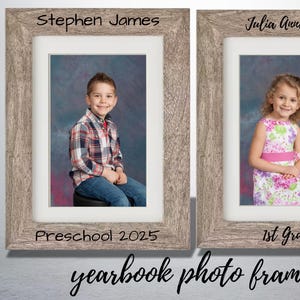 Puede incluir: Dos marcos de fotos rectangulares con un acabado rústico que imita la madera. Cada marco contiene un retrato de un niño. Un marco dice "Stephen James Preschool 2025", el otro "Julia Anne Rose 1st Grade". Las palabras "yearbook photo frames" están escritas debajo.