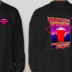 Op de afbeelding: Zwart sweatshirt met lange mouwen met een rode beker op de voor- en achterkant. De achterkant heeft de tekst "NORTH AMERICAN WEEKEND ASSOC" in een retro lettertype met een rode beker illustratie en een tropisch zonsondergang ontwerp.