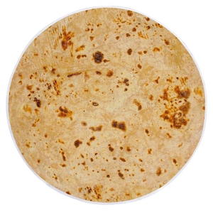Puede incluir: Una manta redonda de color marrón claro que imita una tortilla, con manchas marrones oscuras y un borde blanco. La textura realista recuerda a una tortilla recién hecha. El diseño general es simple y temático de alimentos.