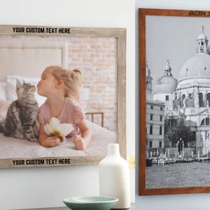 Puede incluir: Dos imágenes enmarcadas, una con una niña besando a un gato y la otra con una foto en blanco y negro de un edificio con una cúpula.