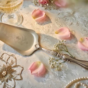 K&ouml;nnte beinhalten: Ein Set aus drei Keramikbechern mit gesprenkelter, matter Oberfl&auml;che. Die Becher sind in Creme-, Hellgrau- und Dunkelgraut&ouml;nen gehalten. Jeder Becher hat ein schlichtes, minimalistisches Design, perfekt f&uuml;r Kaffee oder Tee.