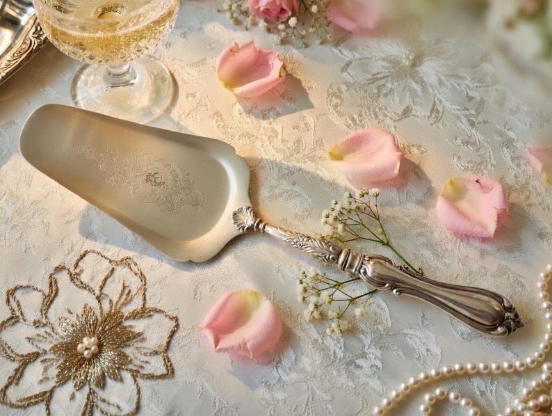 K&ouml;nnte beinhalten: Ein Set aus drei Keramikbechern mit gesprenkelter, matter Oberfl&auml;che. Die Becher sind in Creme-, Hellgrau- und Dunkelgraut&ouml;nen gehalten. Jeder Becher hat ein schlichtes, minimalistisches Design, perfekt f&uuml;r Kaffee oder Tee.