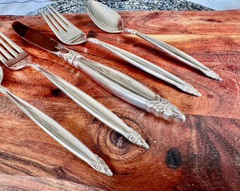 Complete Vintage 1847 Rogers Bros “garland” Silverware Set for 12