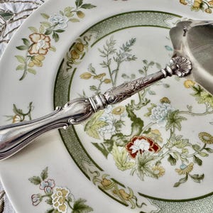 K&ouml;nnte beinhalten: Rustikales Holzschild mit dem Text "Welcome to our home" in wei&szlig;er Schrift. Das Schild hat eine Used-Optik und ein schlichtes, einladendes Design, perfekt f&uuml;r eine Veranda oder einen Eingangsbereich.