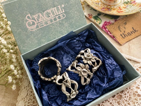 Vintage Seagull Pewter Daffodil Napkin Rings – Set of 8 – Canadian Pewter – Floral Openwork – Original Box – Elegant Table Décor