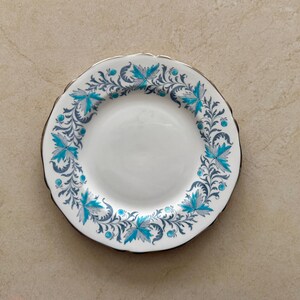 Vintage Mixed Wall Plate Gallery Set Of 7 — Italian Faenza Garofano, Riviera Japan, Royal Albert, Foley, Queen’s Finland & Blue Onion afbeelding 12