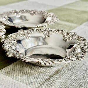 Vintage Viking Plate Silverplated Nut Dish – Rococo Revival Jewelry Tray — Small Round Silver Trays image 6