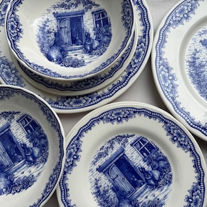 K&ouml;nnte beinhalten: Ein Set aus blau-wei&szlig;em Porzellan-Geschirr mit einem Cottage- und Kaninchen-Design. Das Set enth&auml;lt einen gro&szlig;en Teller, einen kleineren Teller, eine Sch&uuml;ssel und eine Suppensch&uuml;ssel.