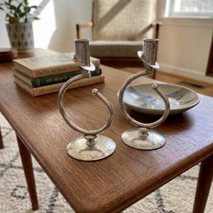 Peut inclure: Un ensemble de trois tasses en c&eacute;ramique avec un gla&ccedil;age mouchet&eacute; de couleur cr&egrave;me. Chaque tasse pr&eacute;sente un motif peint &agrave; la main diff&eacute;rent : une feuille bleue et verte, une fleur jaune et une baie rouge. Les tasses ont un design simple et moderne.