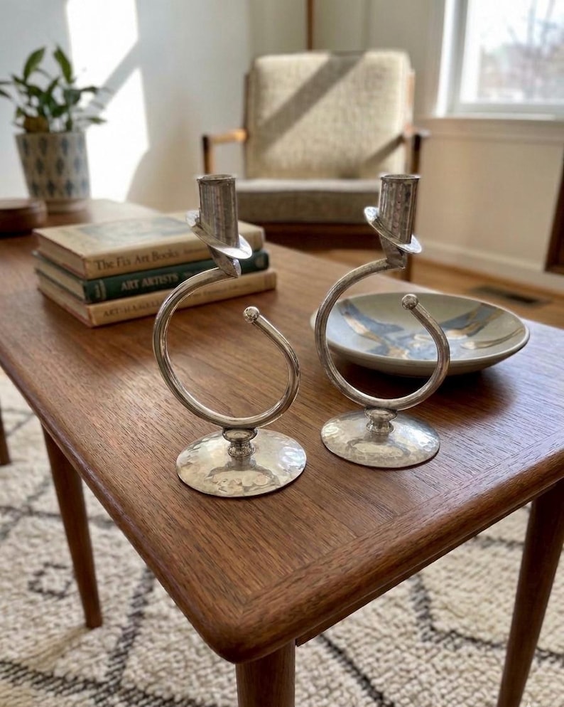 Peut inclure: Un ensemble de trois tasses en c&eacute;ramique avec un gla&ccedil;age mouchet&eacute; de couleur cr&egrave;me. Chaque tasse pr&eacute;sente un motif peint &agrave; la main diff&eacute;rent : une feuille bleue et verte, une fleur jaune et une baie rouge. Les tasses ont un design simple et moderne.