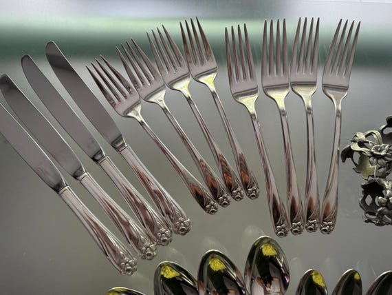 Vintage 1847 Rogers Bros Daffodil Silverplate Flatware Set for 4 – 24 Pieces – Includes Serving Pieces – Floral Silverware