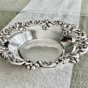 Vintage Viking Plate Silverplated Nut Dish – Rococo Revival Jewelry Tray — Small Round Silver Trays image 3