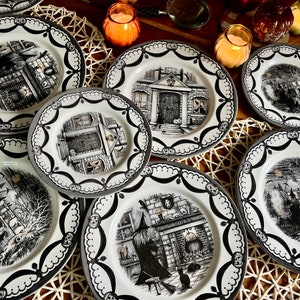 K&ouml;nnte beinhalten: Set von acht schwarzen und wei&szlig;en Halloween-Dinnertellern mit gruseligen Haus- und Hexenillustrationen. Die Teller haben einen gewellten Rand und einen schwarzen und wei&szlig;en Rand.