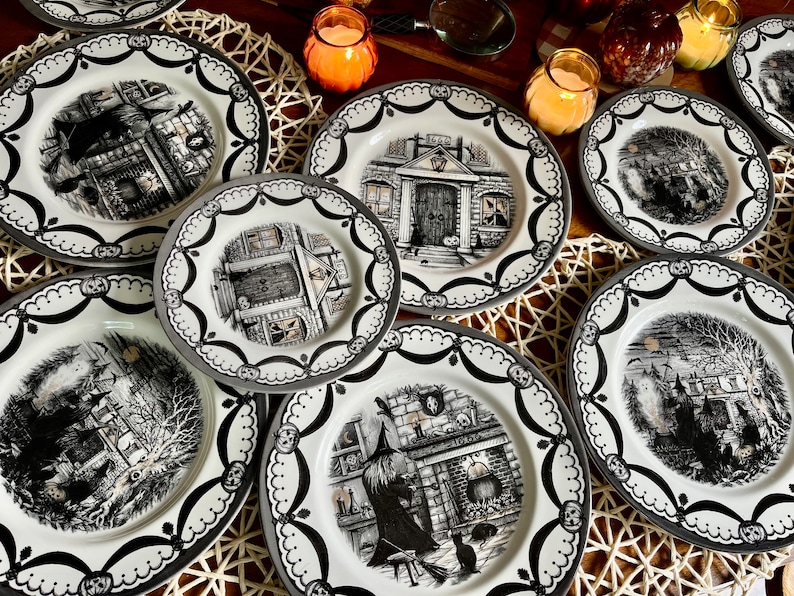 K&ouml;nnte beinhalten: Set von acht schwarzen und wei&szlig;en Halloween-Dinnertellern mit gruseligen Haus- und Hexenillustrationen. Die Teller haben einen gewellten Rand und einen schwarzen und wei&szlig;en Rand.