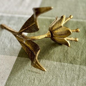 Vintage Brass Lotus Candle Holder – Sculptural Mid Century Brass Decor zdjęcie 8