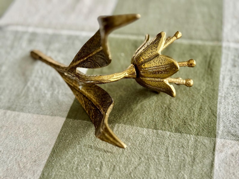 Vintage Brass Lotus Candle Holder – Sculptural Mid Century Brass Decor zdjęcie 8