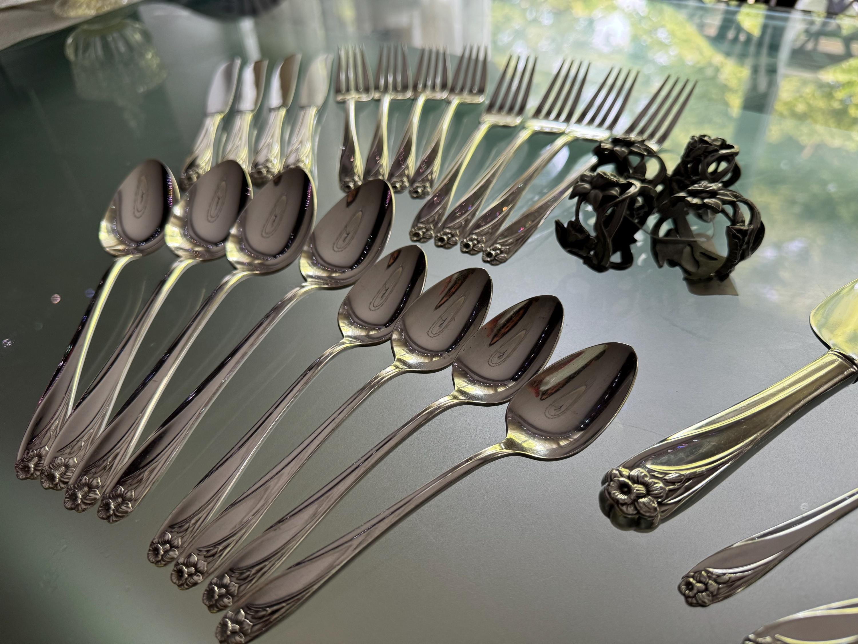 Vintage Seagull Pewter Daffodil Napkin Rings – Set of 8 – Canadian Pewter – Floral Openwork – Original Box – Elegant Table Décor