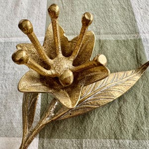 Vintage Brass Lotus Candle Holder – Sculptural Mid Century Brass Decor zdjęcie 10