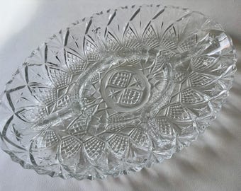 Plato vintage de vidrio prensado con divisiones para condimentos, con diseño de estrellas y rombos, fabricado en Francia