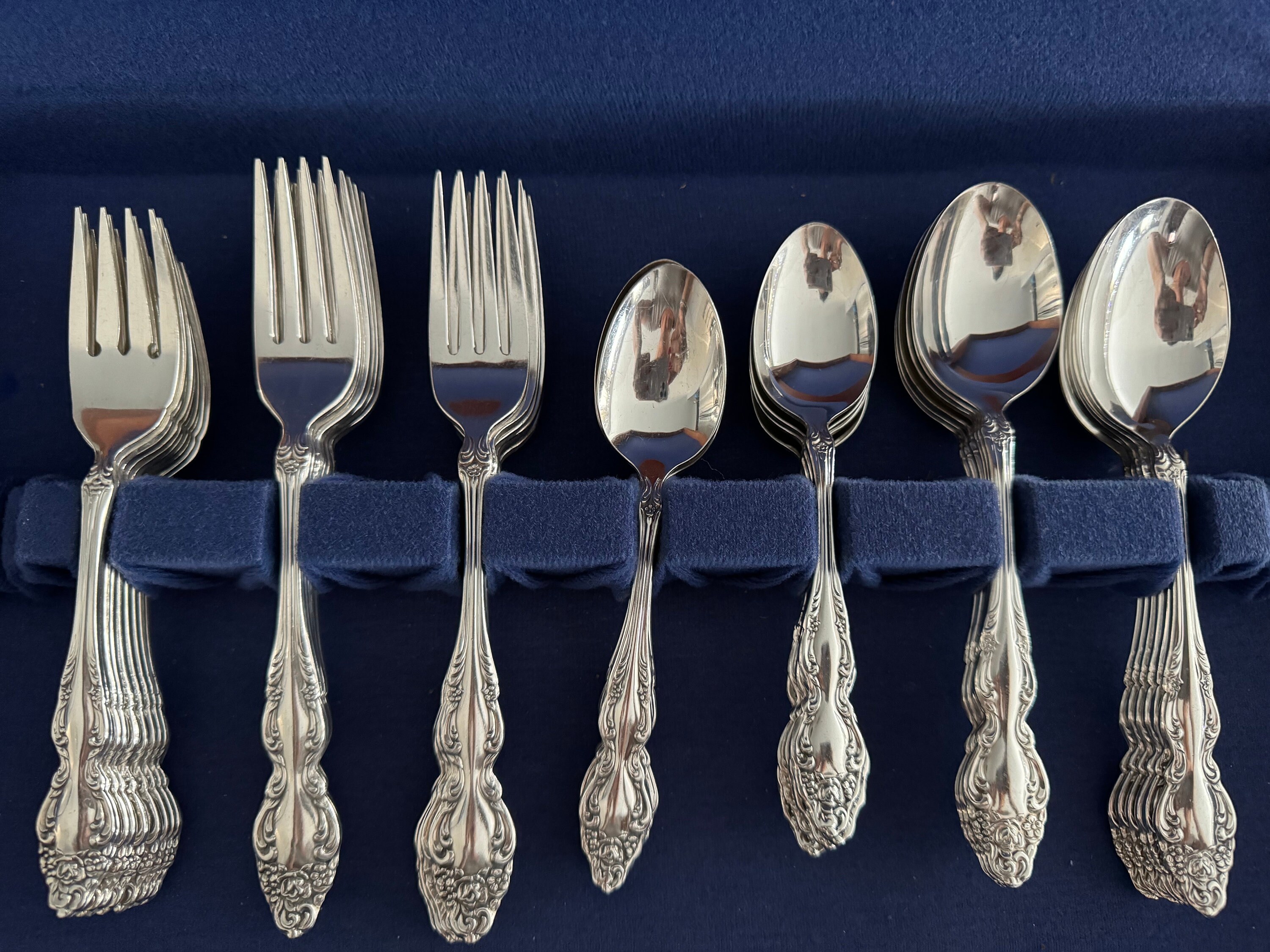 Vintage 1881 Rogers Oneida Ltd “Baroque Rose” 1967 Complete Silver Plated Silverware Set for 8 or 12 Persons