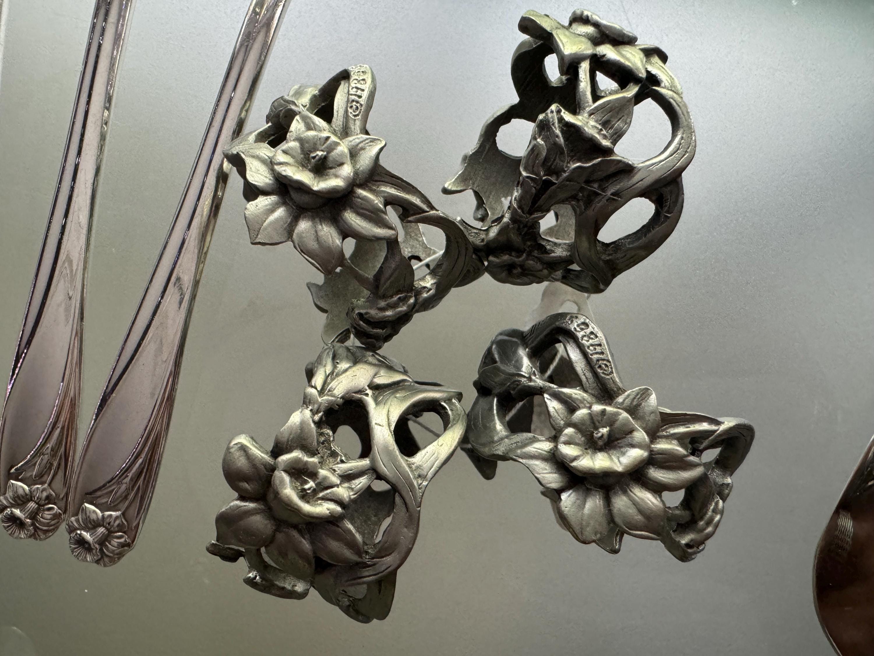 Vintage Seagull Pewter Daffodil Napkin Rings – Set of 8 – Canadian Pewter – Floral Openwork – Original Box – Elegant Table Décor