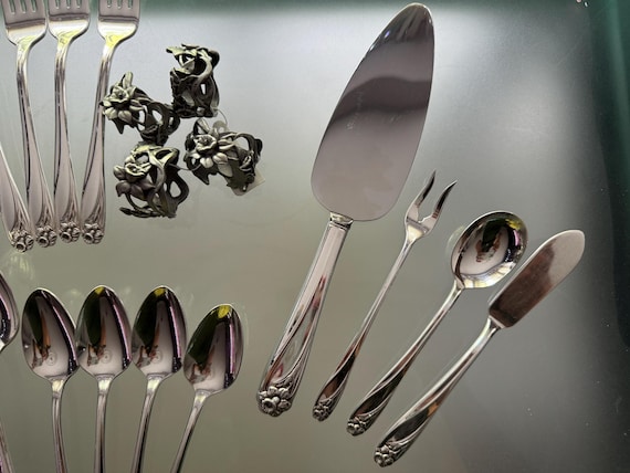 Vintage “Daffodil” Silverware & Seagull Pewter Napkin Rings — Set for Four Persons