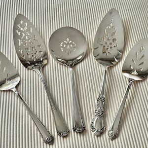 Servidores para tartas y pasteles chapados en plata perforados vintage. Se venden por separado. Elige tu favorito.