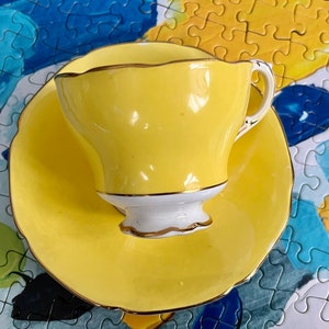 Vintage Paragon Double Warrant Bone China Teacup & Saucer – Yellow Floral Tea Cup Set – Made in England immagine 7