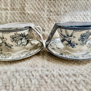 K&ouml;nnte beinhalten: Zwei Porzellan-Tassen und Untertassen mit blau-wei&szlig;em Blumen- und Vogelmuster. Die Tassen und Untertassen sind in Karton verpackt. Die Tassen haben ein Fassungsverm&ouml;gen von ca. 200 ml.