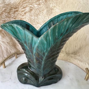 Blue Mountain Pottery Leaf Vase – 8.5” Tall – BMP Canada Green Drip Glaze