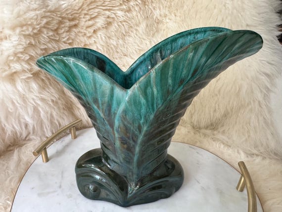Blue Mountain Pottery Leaf Vase – 8.5” Tall – BMP Canada Green Drip Glaze