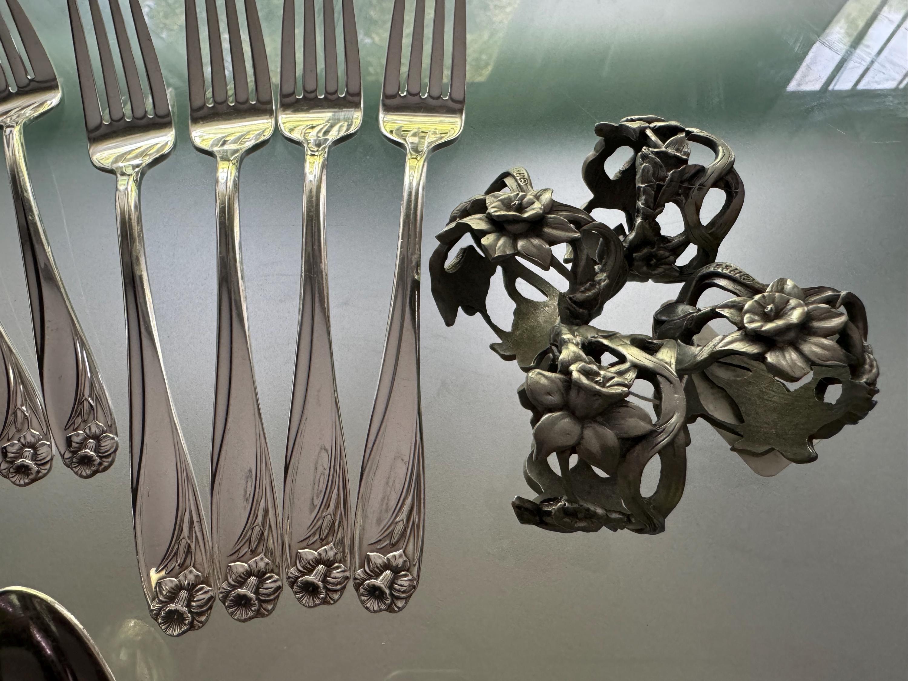 Vintage Seagull Pewter Daffodil Napkin Rings – Set of 8 – Canadian Pewter – Floral Openwork – Original Box – Elegant Table Décor
