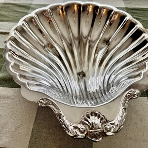 Vintage Grand 16″ Silverplate Shell Hostess Centerpiece Tray with Ornate Handle – Made in USA image 8