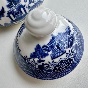 K&ouml;nnte beinhalten: Blau-wei&szlig;er Porzellan-Teekannen-Deckel mit traditionellem chinesischem Design. Der Deckel hat einen wei&szlig;en Knopf mit einem erhabenen Design.