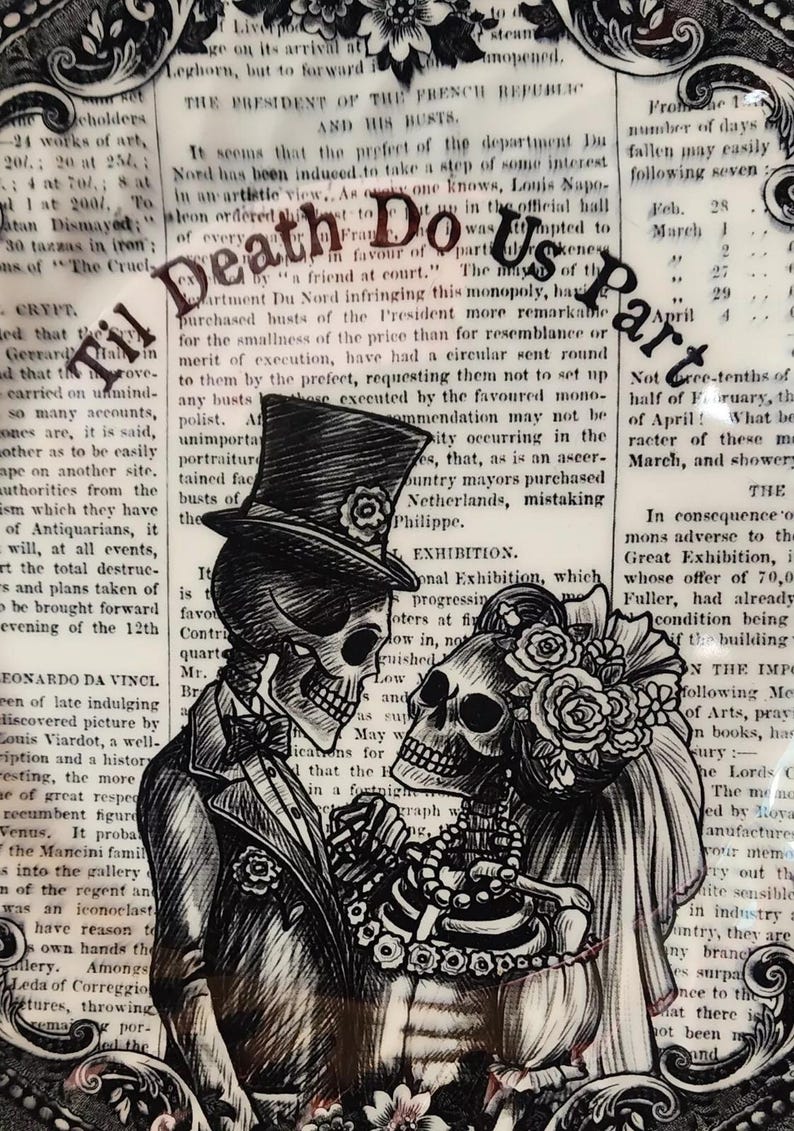 K&ouml;nnte beinhalten: Schwarz-wei&szlig;-Illustration eines Skelett-Paares in Hochzeitskleidung. Das Bild ist &uuml;ber einem Vintage-Zeitungsartikel mit dem Text "Til Death Do Us Part" gelegt.