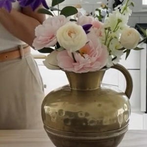 Antique Polished Brass Flower Vase: French Country Normandy Pitcher Bild 2