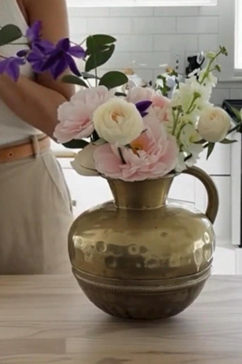 Antique Polished Brass Flower Vase: French Country Normandy Pitcher Bild 2