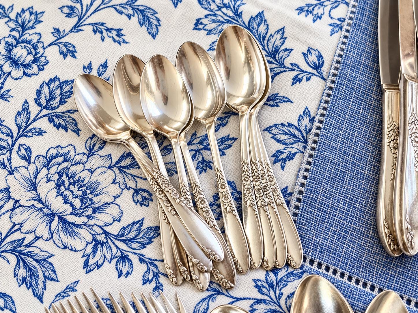 Vintage Oneida — Country Lane 1954 — Silverplate Flatware Set — Service for 12 (91 Pieces)