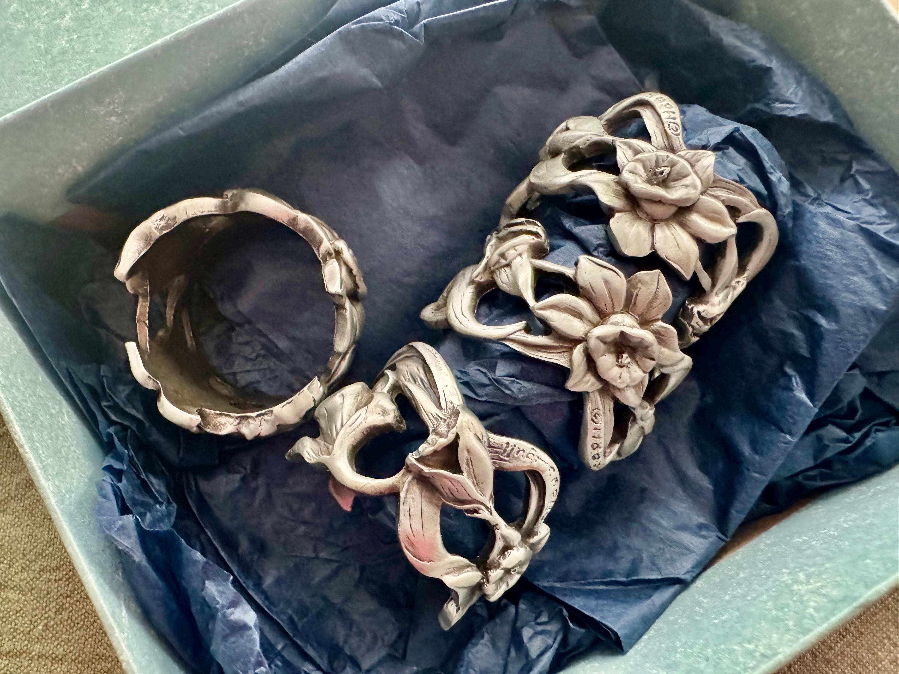 Vintage Seagull Pewter Daffodil Napkin Rings – Set of 8 – Canadian Pewter – Floral Openwork – Original Box – Elegant Table Décor