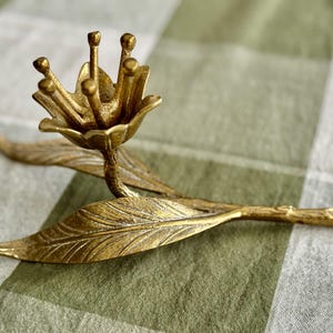 Vintage Brass Lotus Candle Holder – Sculptural Mid Century Brass Decor zdjęcie 6
