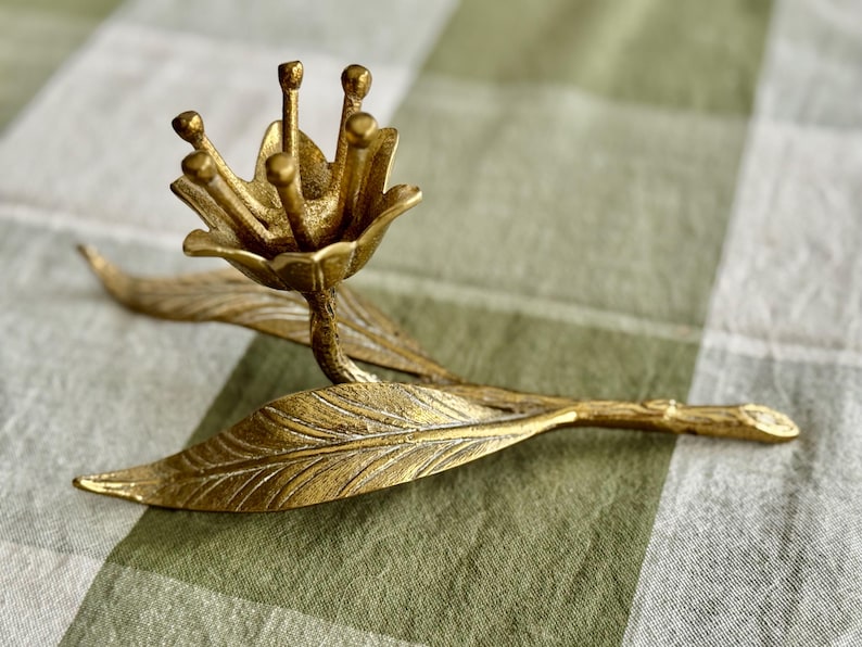 Vintage Brass Lotus Candle Holder – Sculptural Mid Century Brass Decor zdjęcie 6