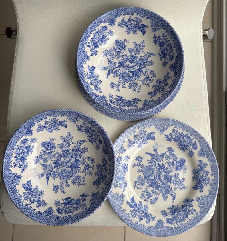 K&ouml;nnte beinhalten: Drei blaue und wei&szlig;e Keramikschalen mit einem Blumenmuster. Die Schalen sind alle unterschiedlich gro&szlig; und haben einen wei&szlig;en Hintergrund mit blauen Blumen und V&ouml;geln.