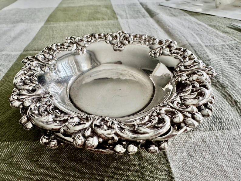 Vintage Viking Plate Silverplated Nut Dish – Rococo Revival Jewelry Tray — Small Round Silver Trays image 2