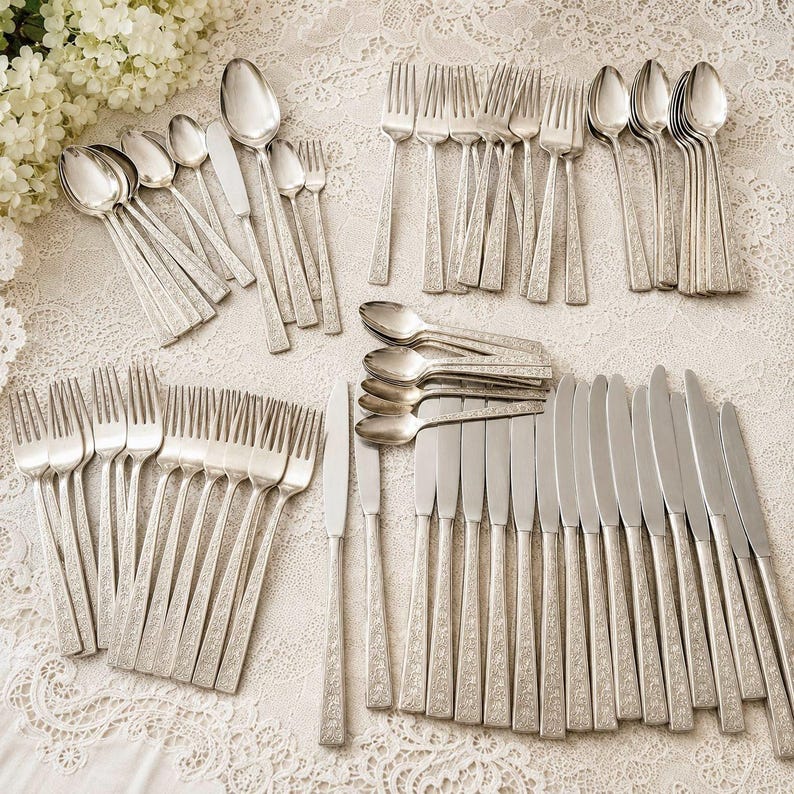 1847 Rogers Bros. Silver Lace 1968 Silverplate Flatware Set — Service For 12 — 76 Pieces bild 1