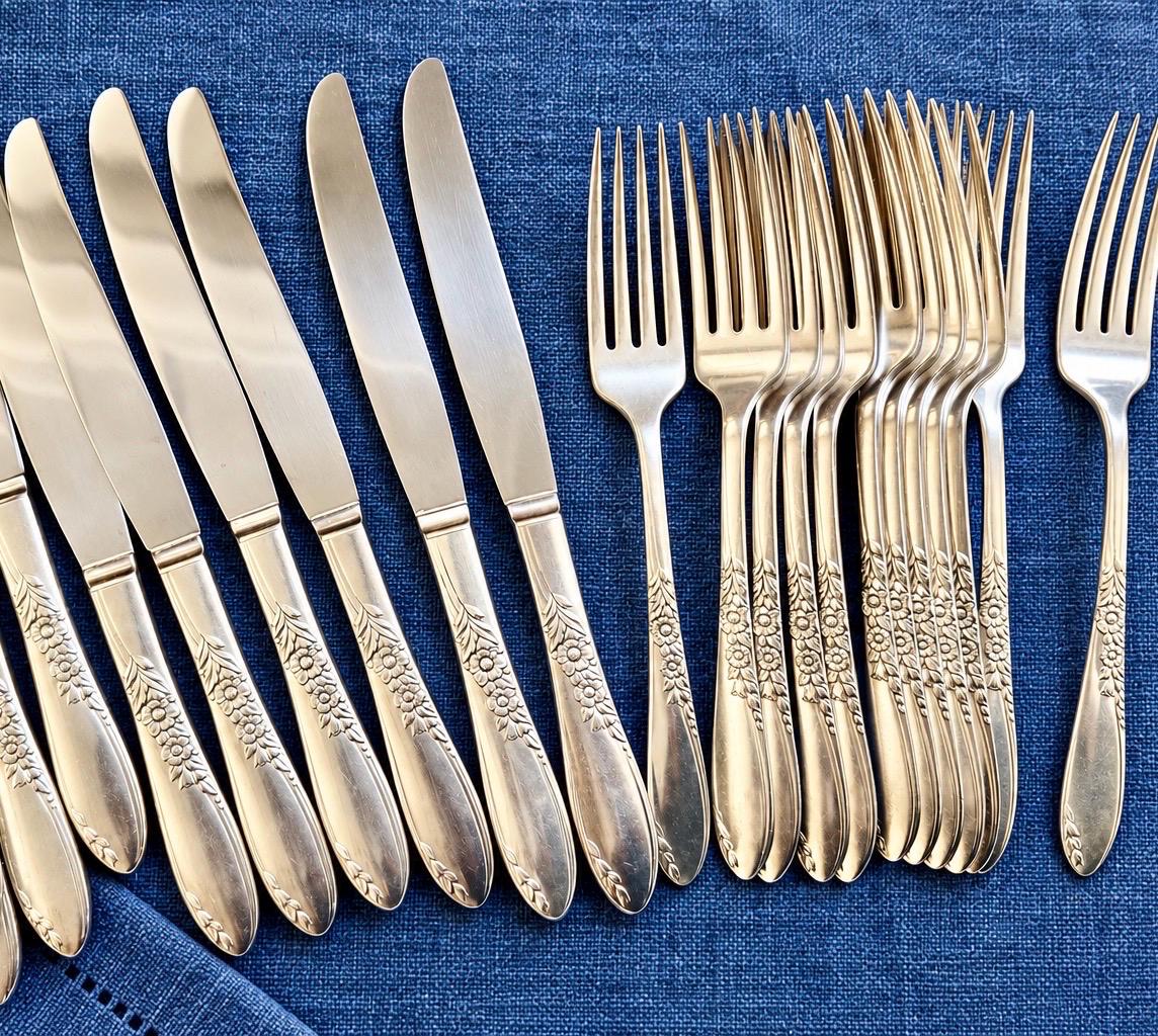 Vintage Oneida — Country Lane 1954 — Silverplate Flatware Set — Service for 12 (91 Pieces)